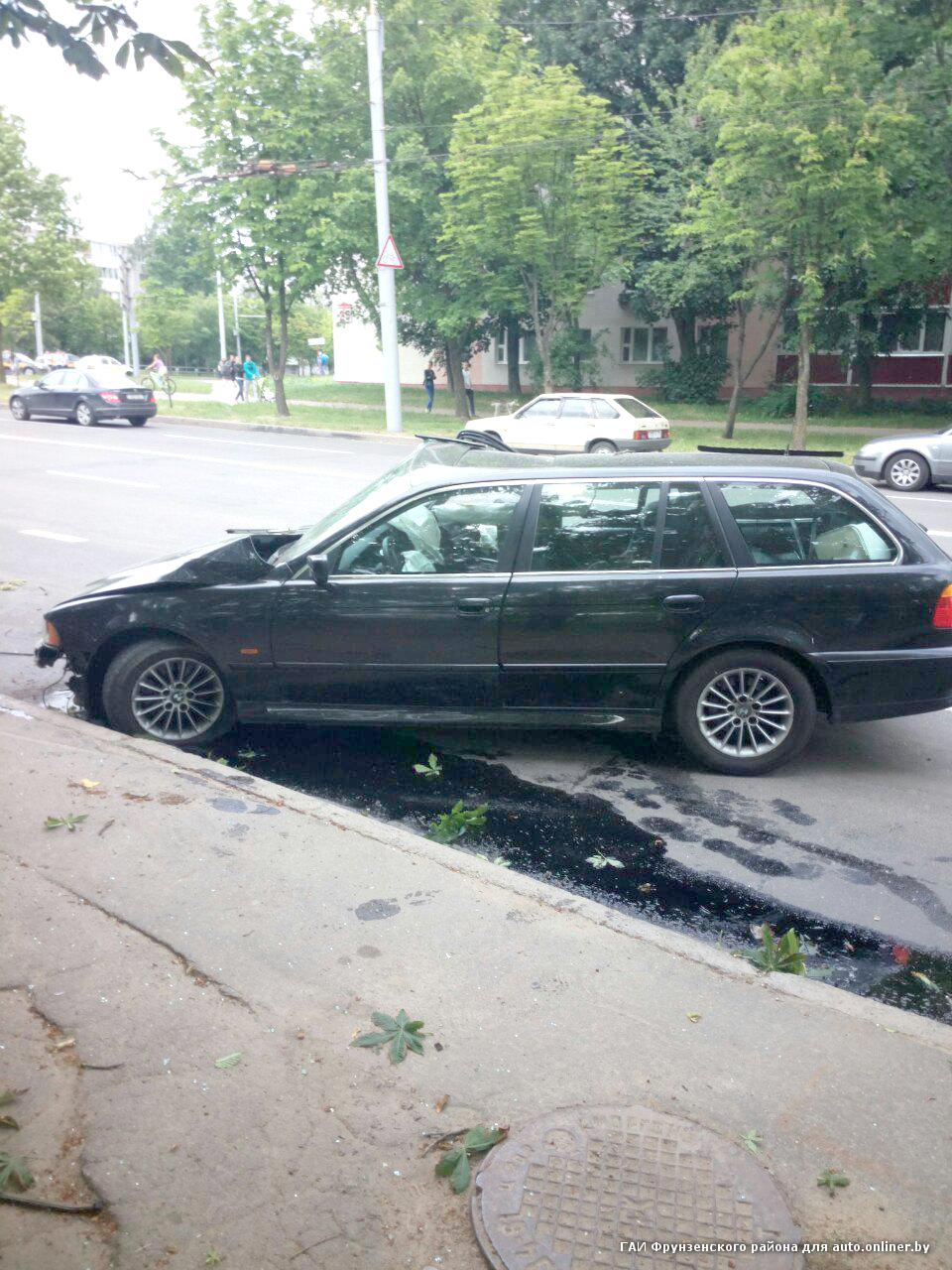 Врезались в дерево на BMW, а затем куда-то ушли