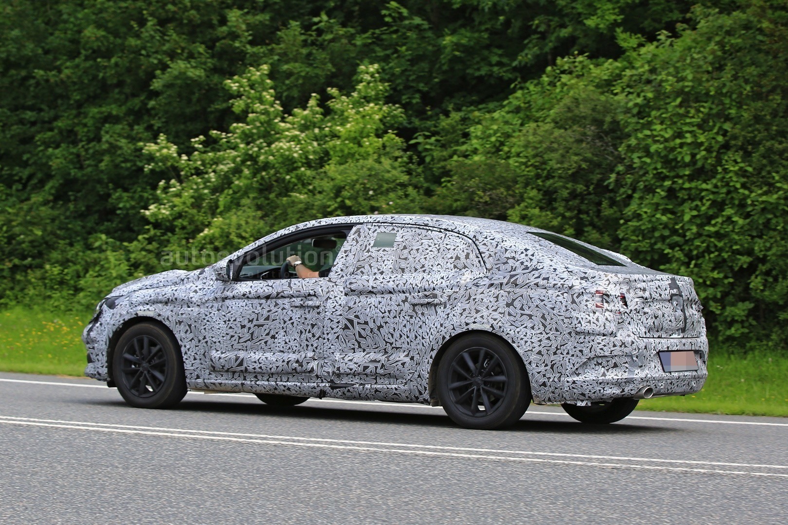 Renault тестирует новый седан Megane