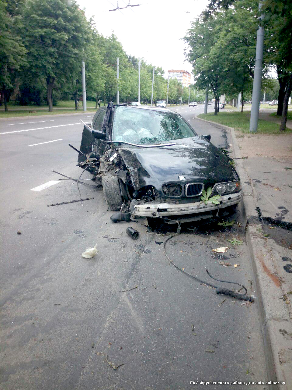 Врезались в дерево на BMW, а затем куда-то ушли