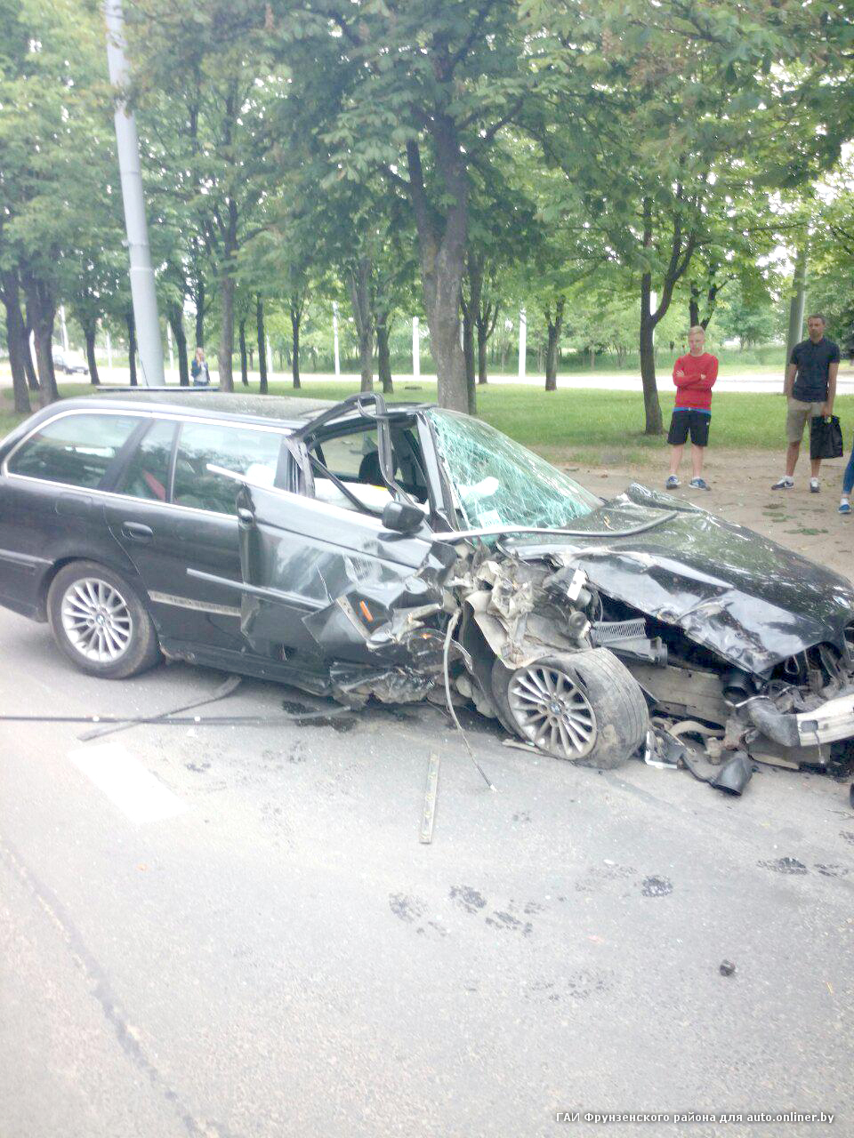 Врезались в дерево на BMW, а затем куда-то ушли