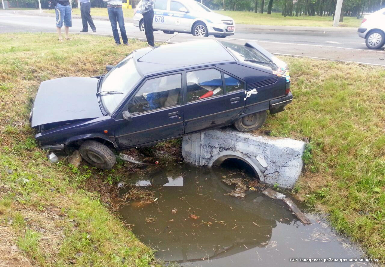 Водитель Citroen на зимней резине, съезжая с МКАД, угодил в канаву