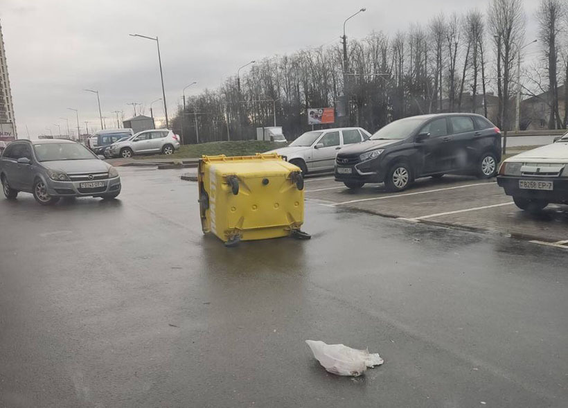 В Минске из-за сильного ветра повреждено несколько машин. Сдуло даже МАЗ