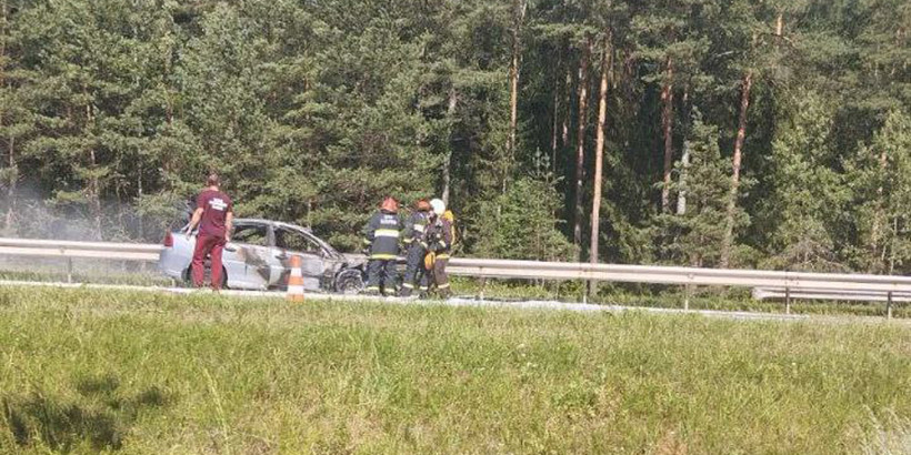 На М6 перевернувшийся трактор и обгоревшая легковушка