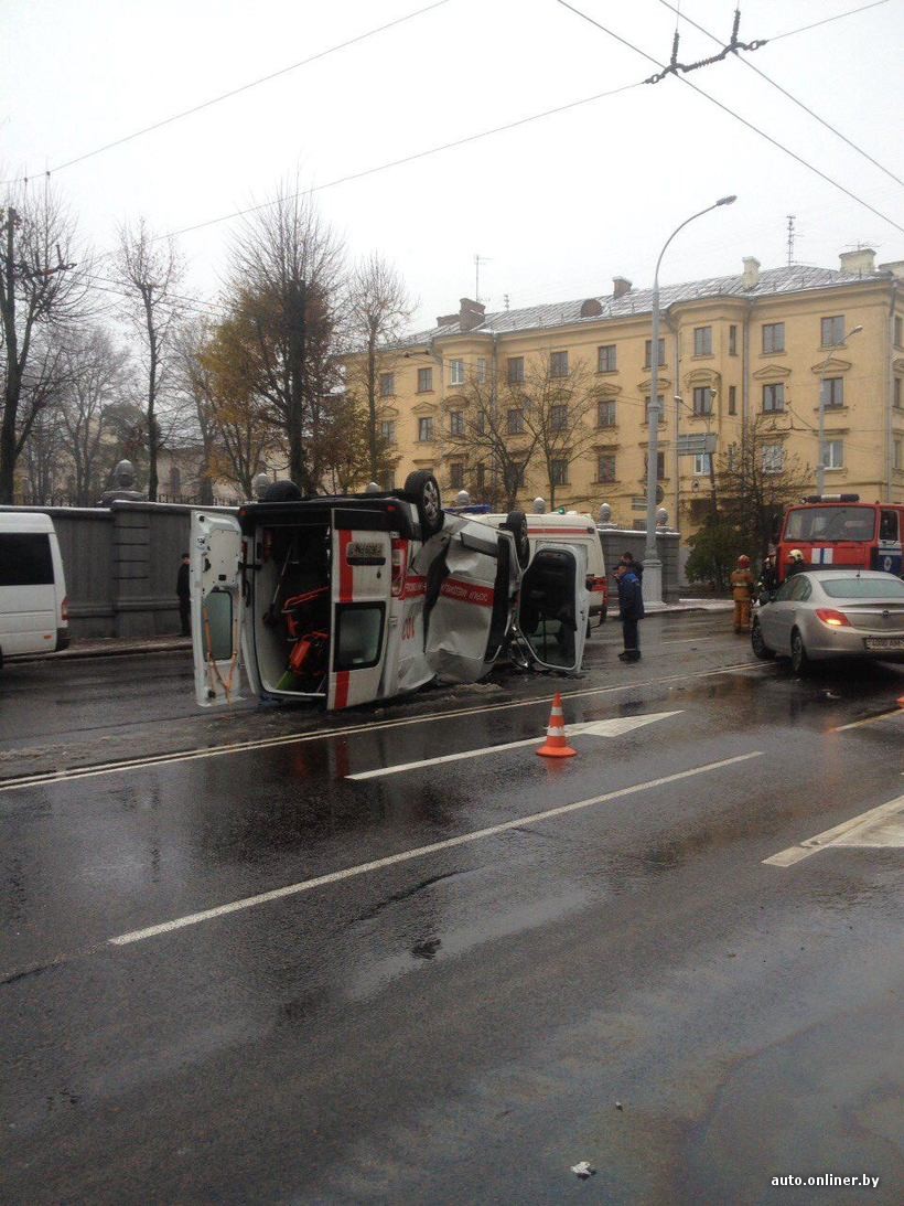 В центре Минска на крышу перевернулась машина скорой помощи