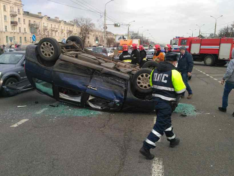 «Один спит, другой ссыт»: два пьяных мужчины испугали школьников в Волжском