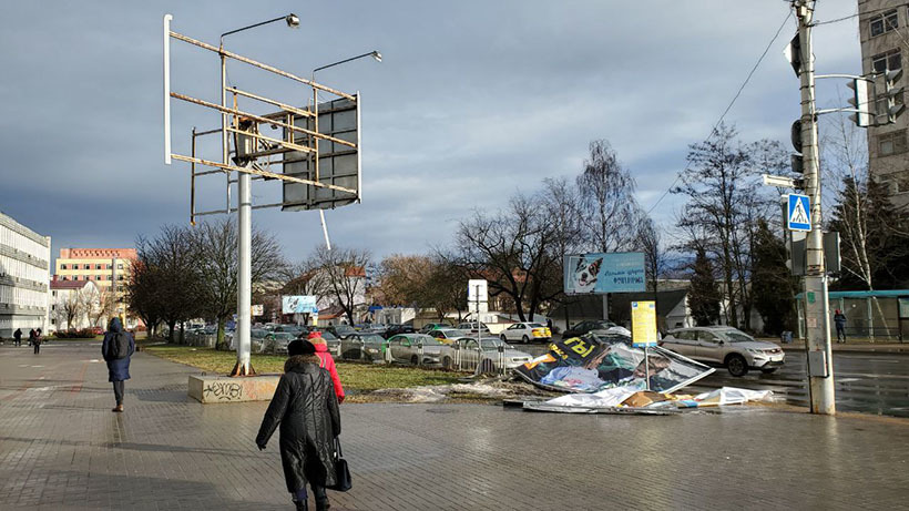 В Минске из-за сильного ветра повреждено несколько машин. Сдуло даже МАЗ