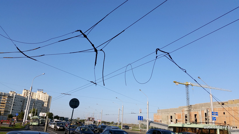 Кто заплатит? Троллейбусный кабель повредил три машины в Минске