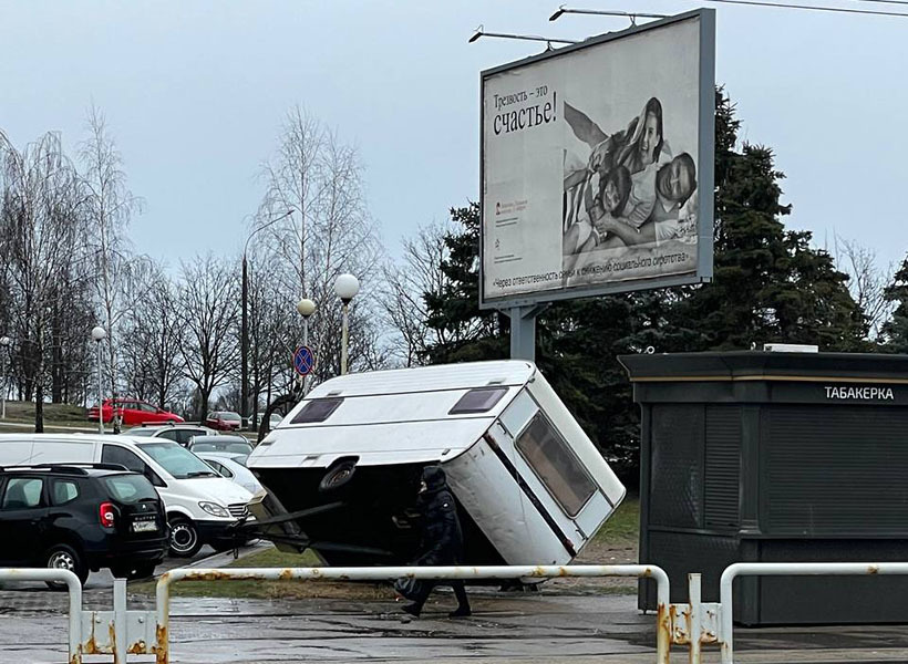 В Минске из-за сильного ветра повреждено несколько машин. Сдуло даже МАЗ