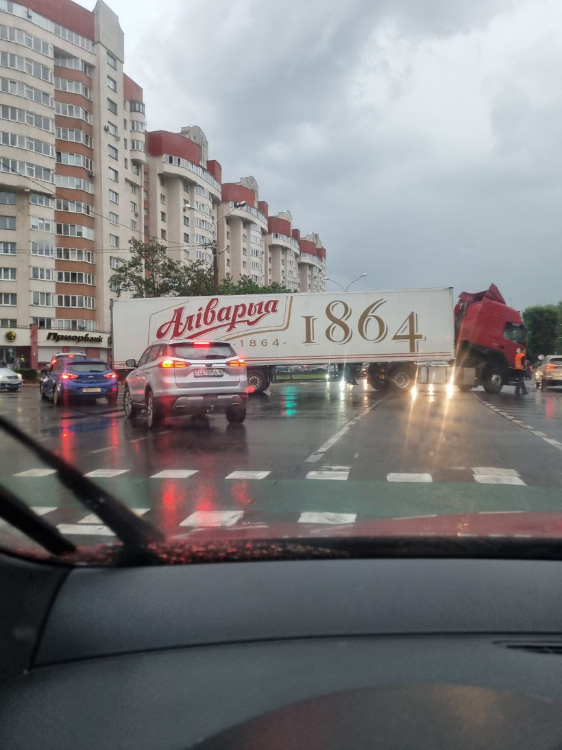 Ливень прошелся по дорогам Минска. Особенно досталось Логойскому тракту