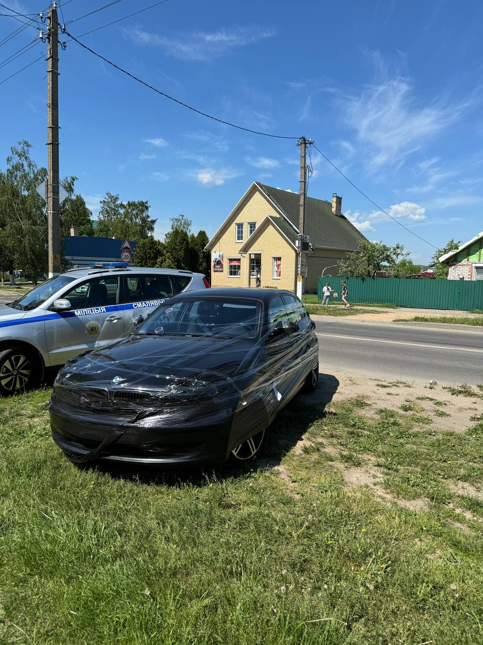 Припарковала авто и спустя 2 часа не узнала свою машину — ее обмотали  полиэтиленом