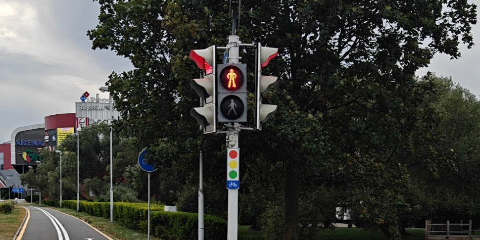 Теперь здесь можно не спешиваться. В Беларуси появились новые велосветофоры и таблички