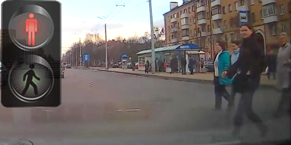 Пешеходы, не глядя по сторонам, стали переходить "на красный" проспект Машерова