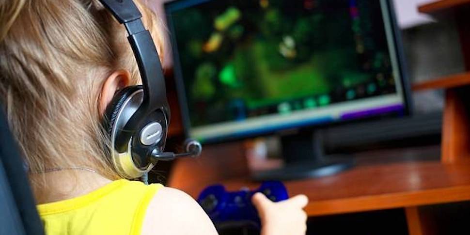 u 9 letnej devochki razvilas zavisimost ot fortnite ona igrala po nocham i zabyvala hodit v tualet - fortnite motorola