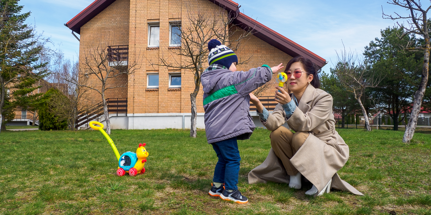 Как в семье. Уникальный проект помогает оставшимся без родителей малышам до  трех лет