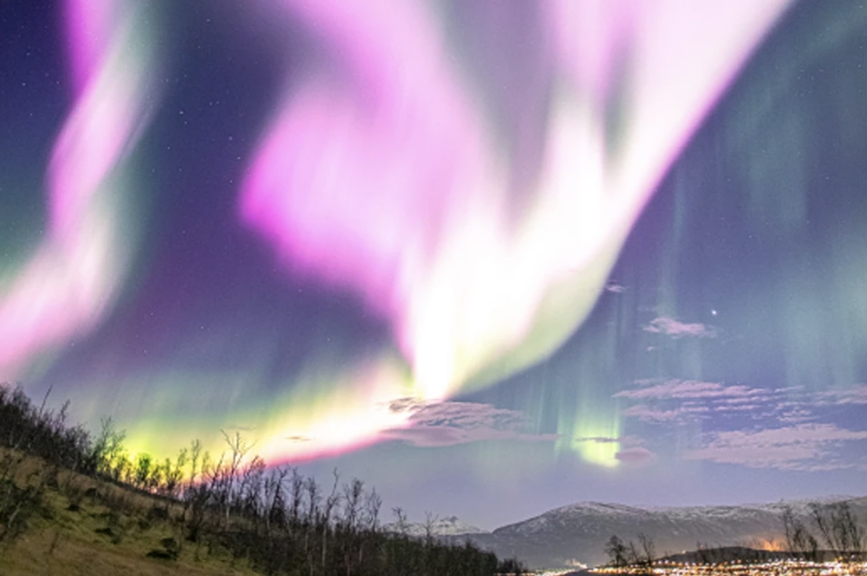 Трещина в магнитном поле Земли? Необычное полярное сияние заметили в  Норвегии - розовое