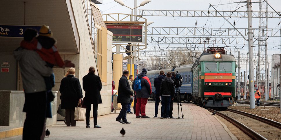 Пинск калинковичи. Вокзал в Белоруссии в Минске перрон. Белорусский вокзал Брест. Железнодорожный вокзал Брест. Белорусский поезд вокзал белорусский.