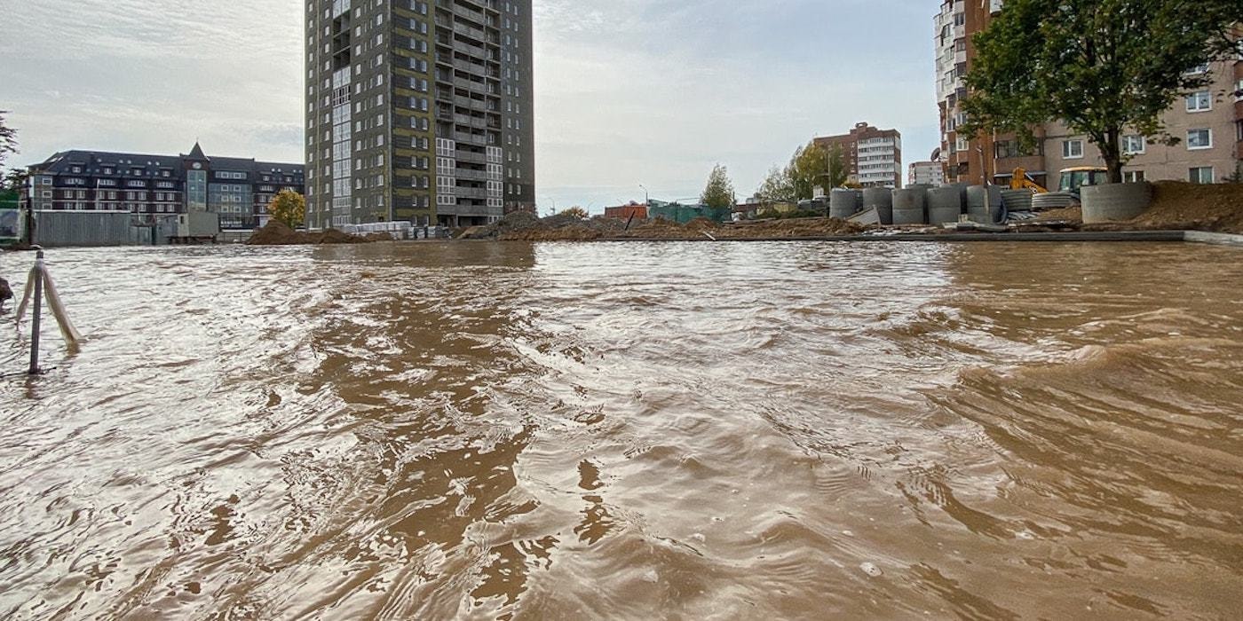 Во Фрунзенском районе исчезла вода из-под крана. Она затопила улицу Лобанка