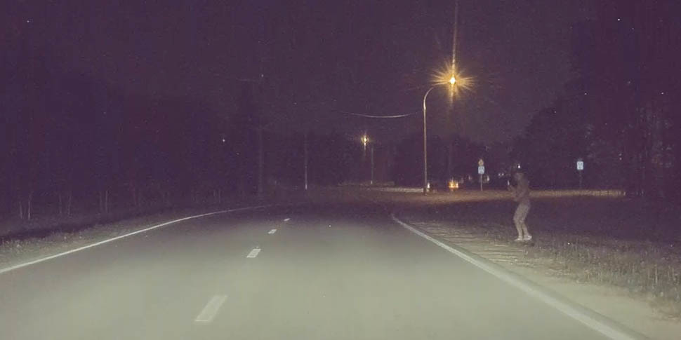 Заметили вдали. Машина ночью на дороге. Ночная дорога из машины. Свет в ночи. Убегающая дорога.