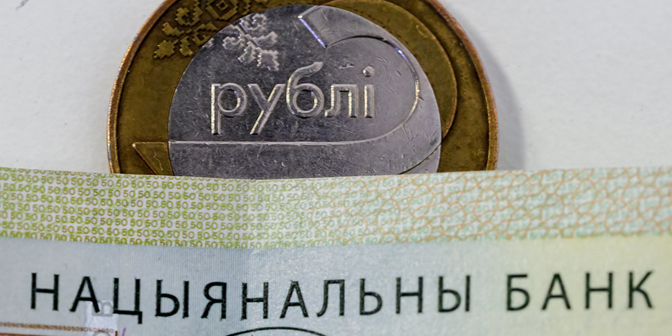 Доллар растет в цене на старте торгов в понедельник