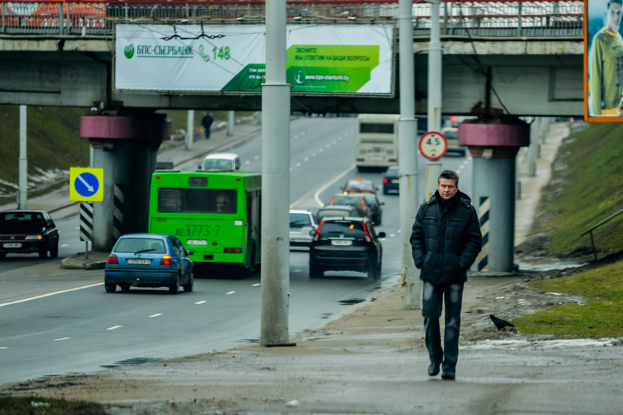 Эти люди ходят на работу пешком по 6 километров. Узнали, для чего им это