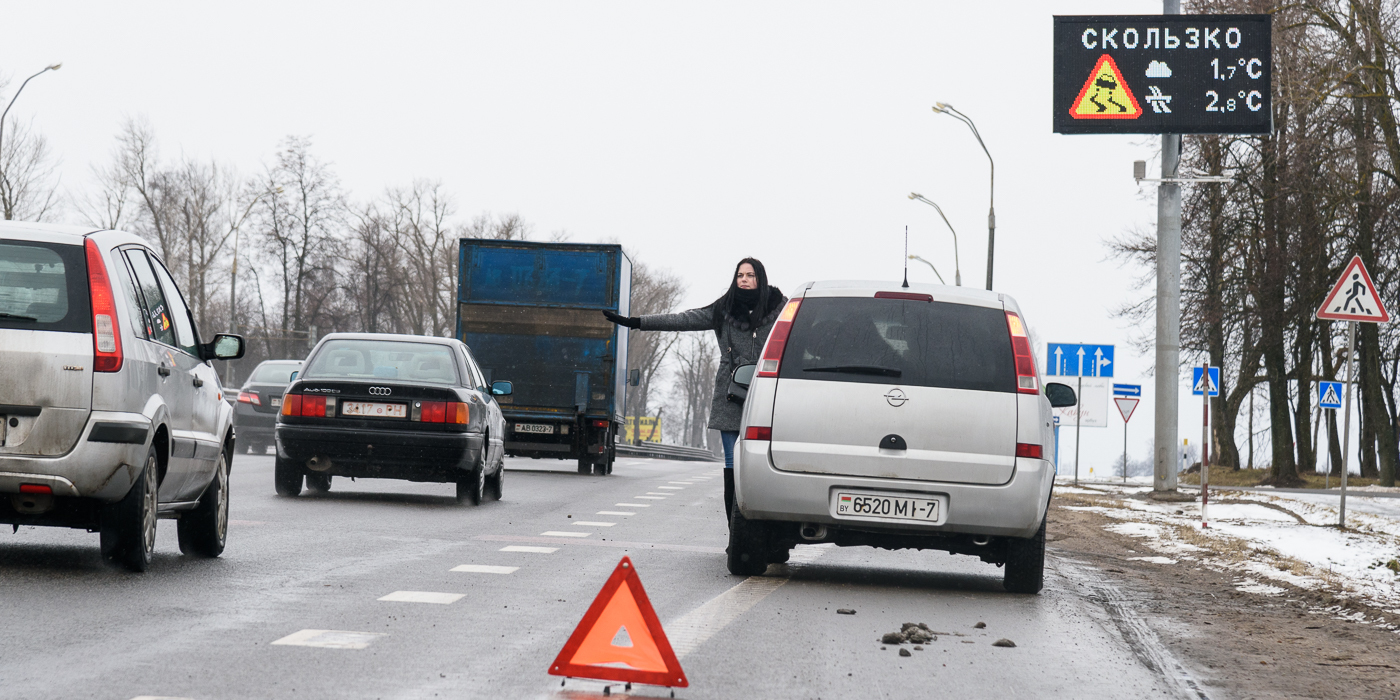 У девушки сломалась машина, остановятся ли мужчины помочь?