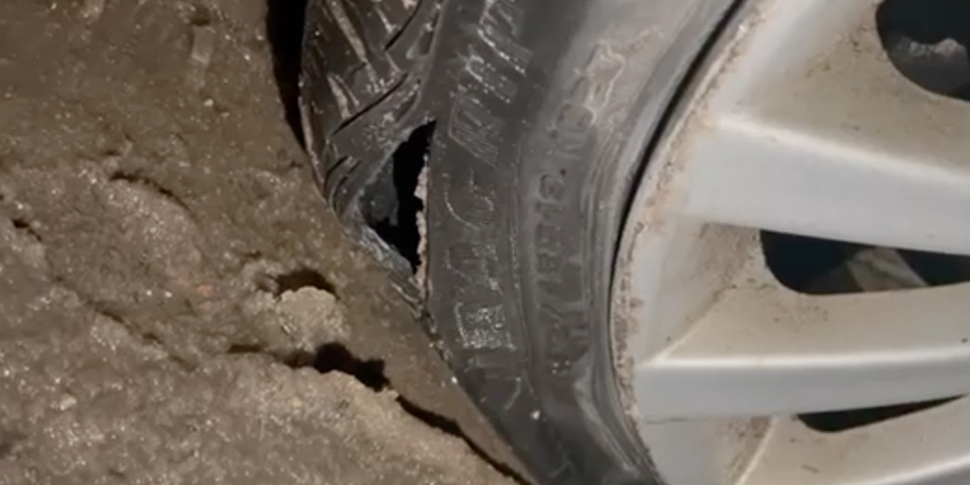 Случай колесо. Прокол колеса ямой. Загнутый диск от ямы. Разбил колесо. Поломка колеса из-за ямы на дороге.