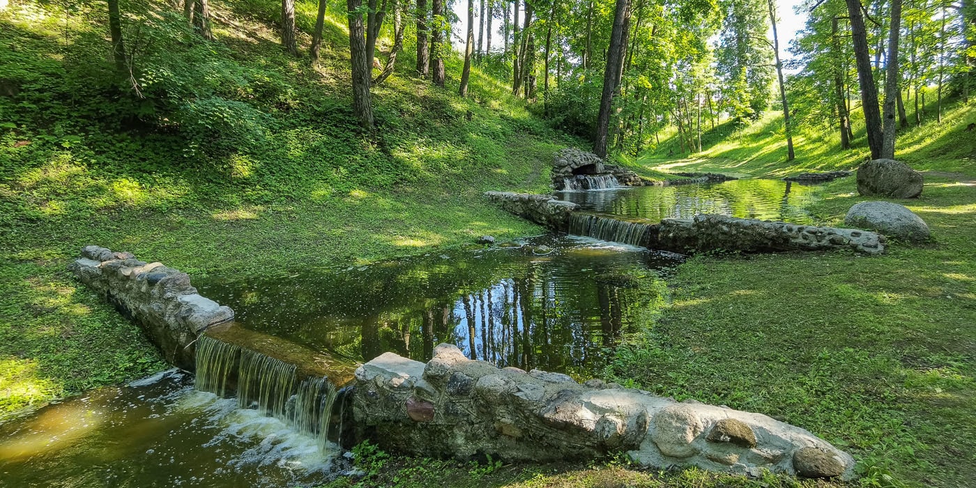 Каскад водопадов, мостики, старинный парк. Знаете, где такая красота под  Минском?