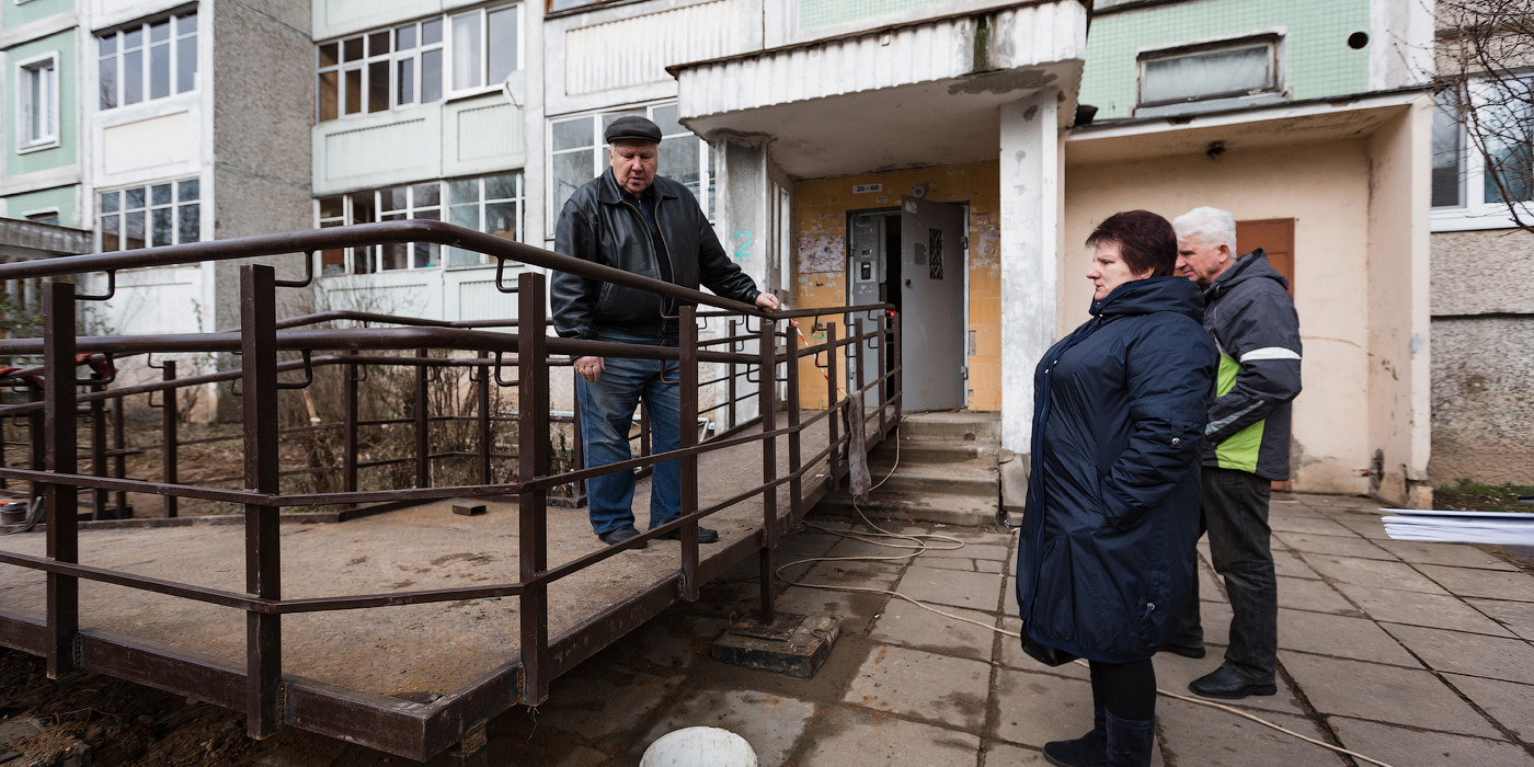 Жильцам минского подъезда не понравился громоздкий пандус для инвалида