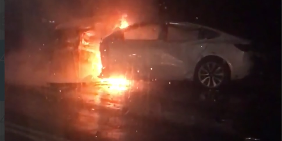 Tesla врезалась в столб и загорелась