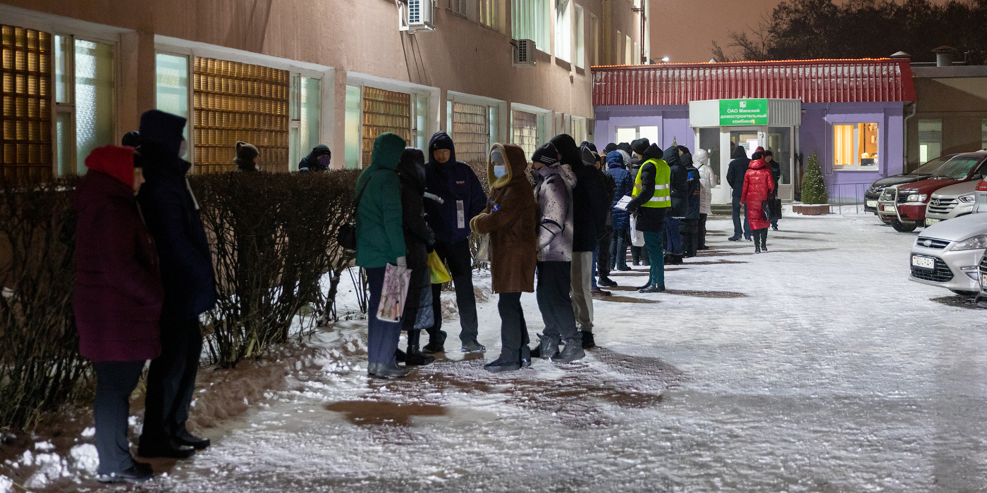 Ночевали здесь неделю». Ажиотаж за квартирами возле метро «Ковальская  Слобода»