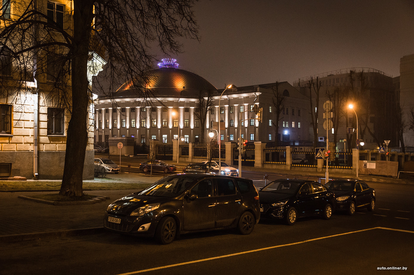 Жильцы квартала в центре Минска жалуются на тех, кто приезжает в цирк на  авто