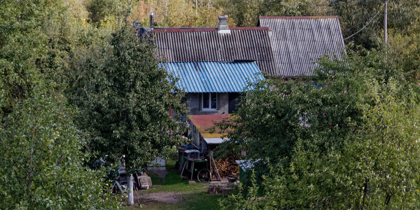 Получили от работы дом у воды и ездят в магазин на лодке