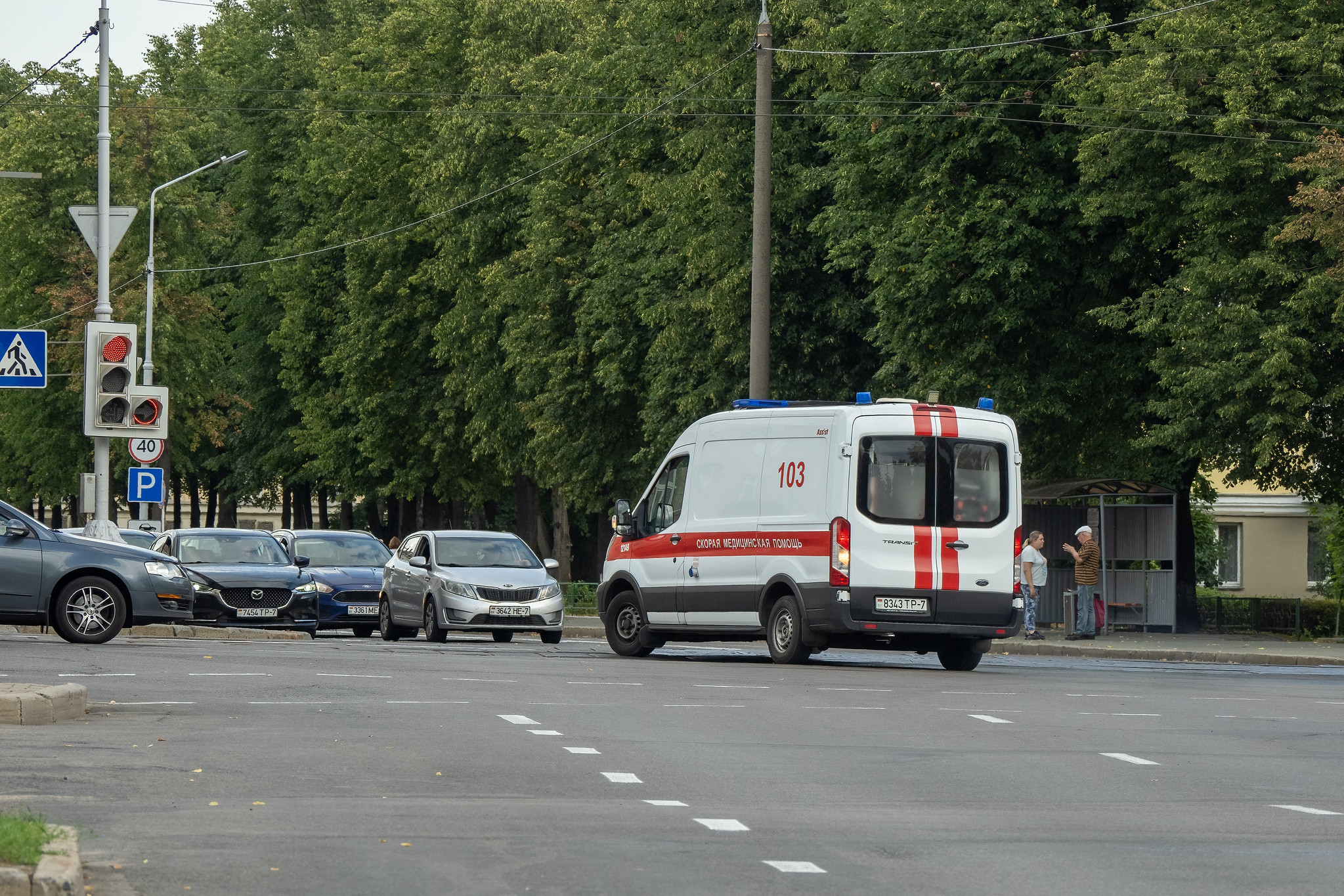 Спасатели помогли доставить в больницу крупную пациентку. Ее вес — 300 кг