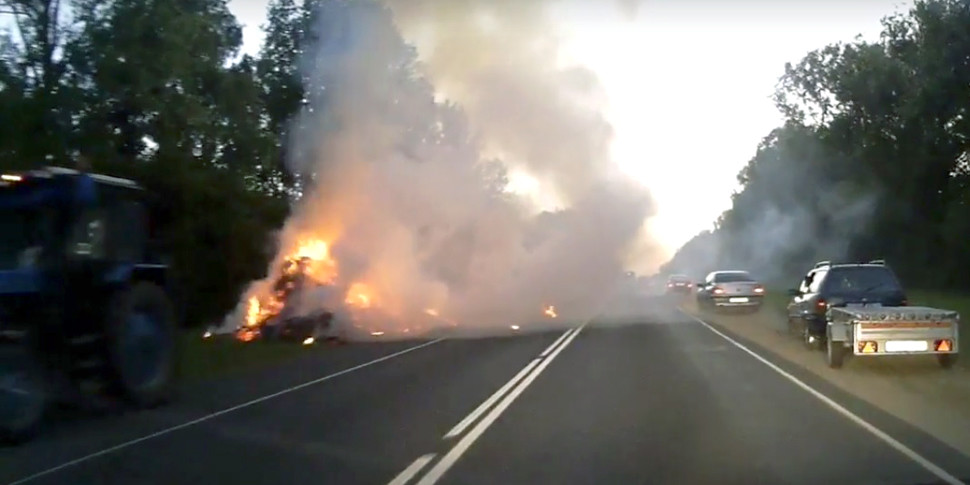 Пожар на дороге: в Барановичах в прицепе трактора загорелось сено