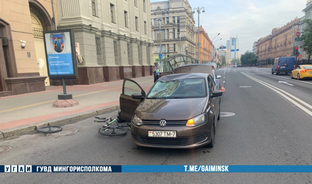 Велосипедист выехал на дорогу и попал под колеса. Видео