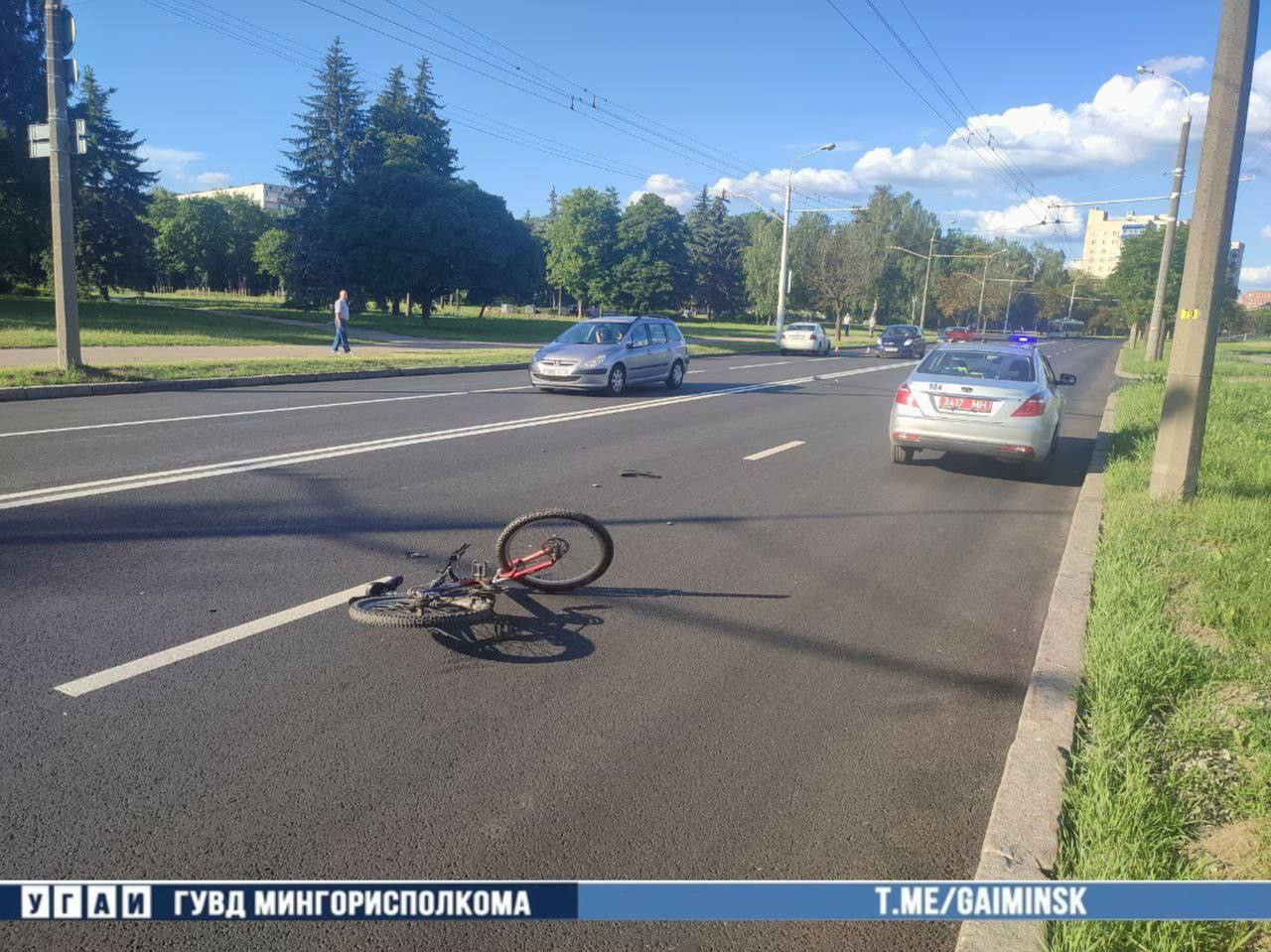 Жесткое видео из столицы: автомобиль на высокой скорости сбил велосипедиста