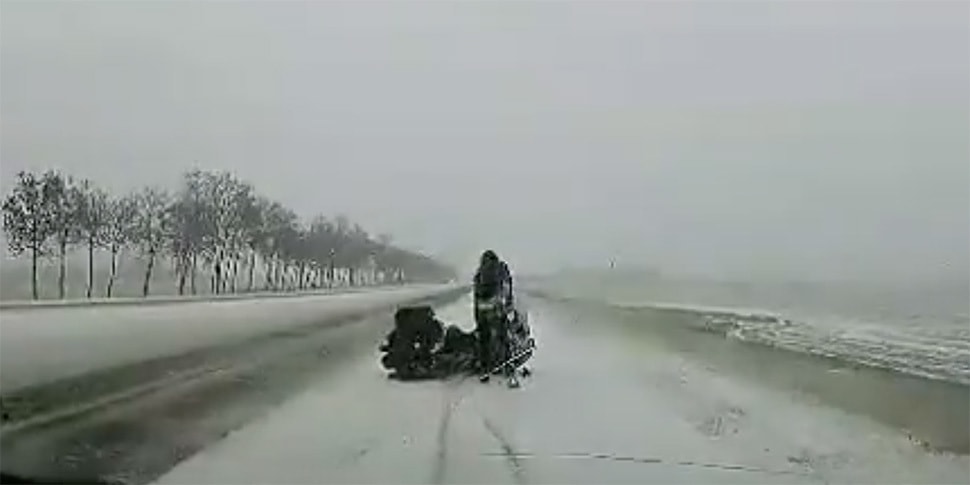 Обнародовано видео падения мотоциклиста, выехавшего на заснеженную трассу