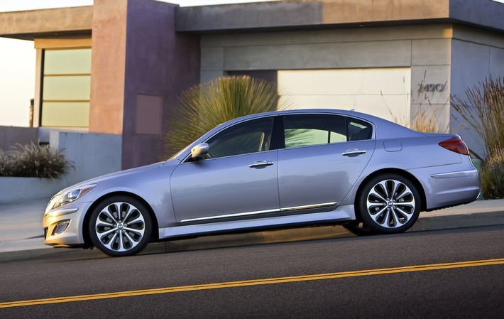 Hyundai Genesis напоминает сразу несколько моделей Mercedes BMW и Lexus