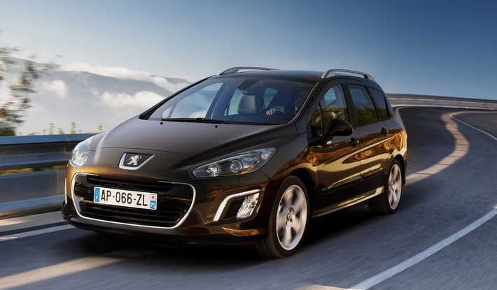 Рестайлинг, спустя два - три года после начала производства, сегодня стал обычным делом. Через две недели французы покажут обновленное семейство Peugeot 308