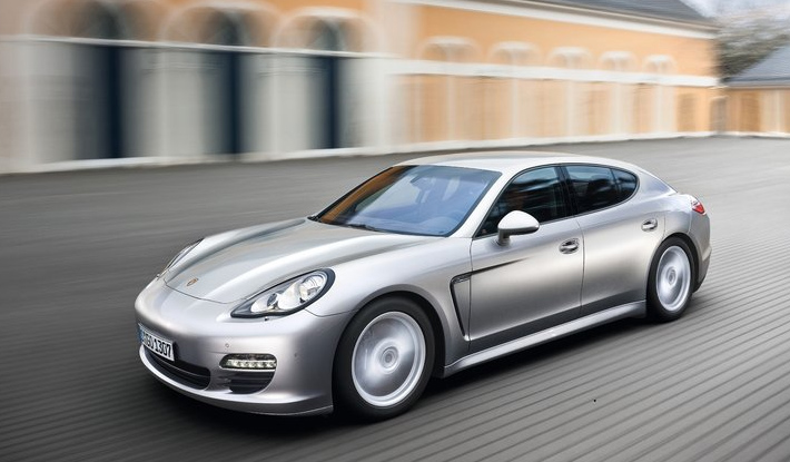 Как только не называют Porsche Panamera. И седан, и хетчбэк и лифтбэк... Производитель уверен, что правильно называть его четырехдверным купе