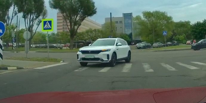 Водитель нашел оригинальный способ, как не пропускать встречные авто ...