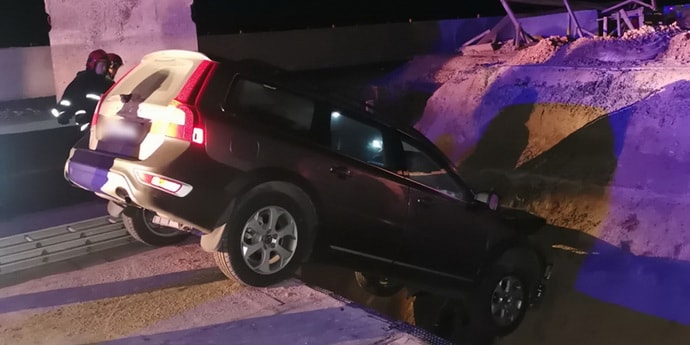 Volvo перелетел через один ров на ремонтируемом участке дороги и врезался во второй