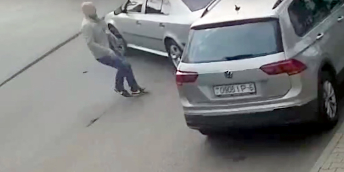 Мишка ремонтирует машину. Видео мужик помогает. Мужское семя на мужчине. Видео мужик помогает. Человек помогает другому подняться.