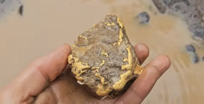 золотой слиток в земле