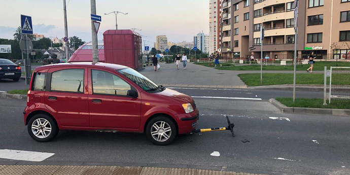 Самокатчица попала под машину в Минске