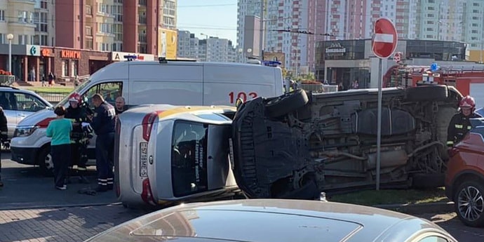 В Каменной Горке в итоге ДТП опрокинулось две машины. Публикуем видео момента аварии (видео)