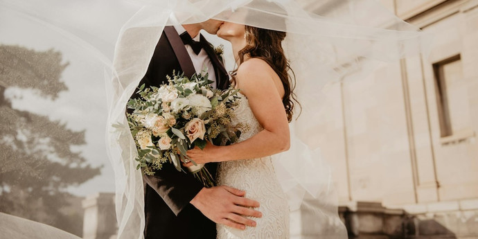 オーストラリア人男性はインスタグラムのフォロワーを増やすために結婚した。