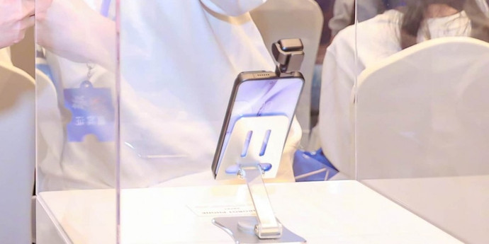 ライブ写真にカメラハンドが表示された名誉ロボットフォン