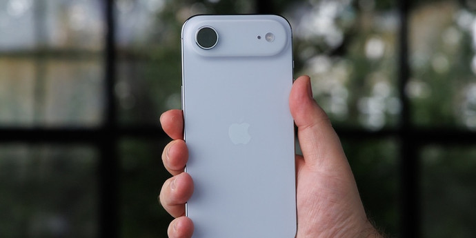 iPhone Airの失敗を受けてメーカーは薄型スマートフォンの開発を縮小している