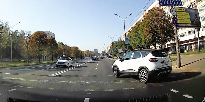 Один из самых раздражающих маневров — поворот в среднюю полосу (видео)